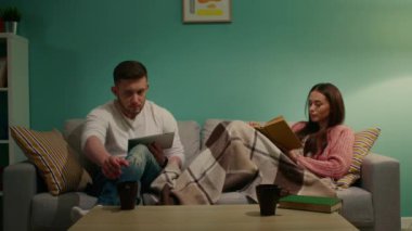 Genç çift koltukta dinleniyor.