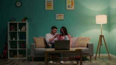 Kadın ve Adam Video Çağrısında Şarap İçiyorlar