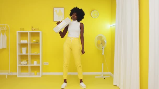 Černá žena stojí a poslouchá hudbu na Retro Recorder — Stock video