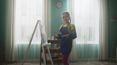 Küçük Kız Sanatçı Kamerada Poz Veriyor