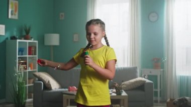 Küçük kız baloncuklarla oynuyor