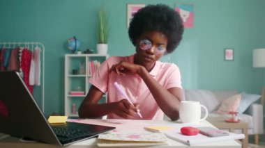 Kadın Öğrenci Sınava Hazırlanıyor