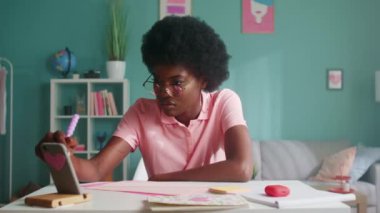 Kadın Öğrenci Araştırma Yapıyor