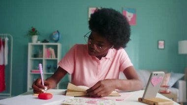 Kadın Öğrenci Kitaplarda Yer İmleri Yapıyor