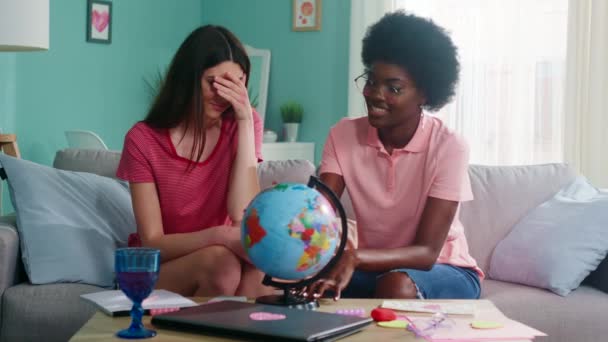 İki Kadın Arkadaş Seyahat Listesi Yaparken Eğlendi — Stok video