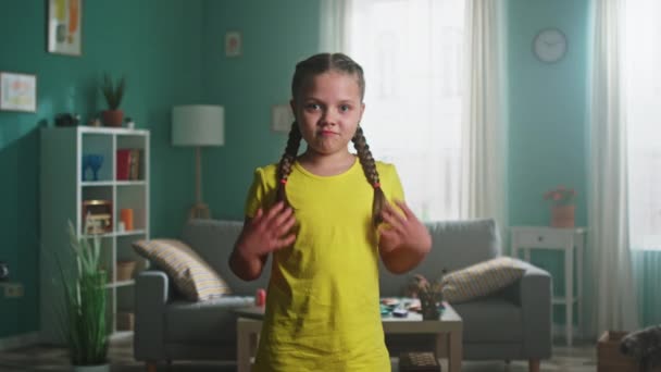 Portret małej zabawnej dziewczynki — Wideo stockowe