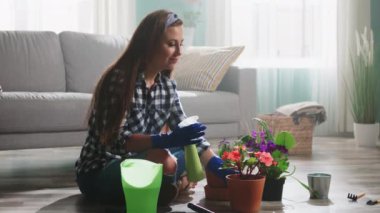 Çiçekçi Kadın Çiçeklere Su Salıyor