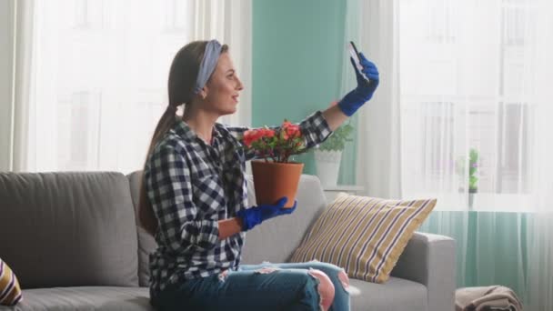 Çiçekçi Kadın Gadget Kullanarak Canlı Video Gösteriyor — Stok video