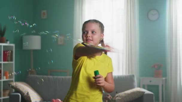 Szczęśliwa dziewczyna bawi się bańkami mydlanymi — Wideo stockowe