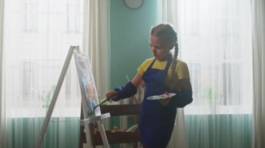 Küçük Sanatçı Kız Kamerada Gülümsüyor