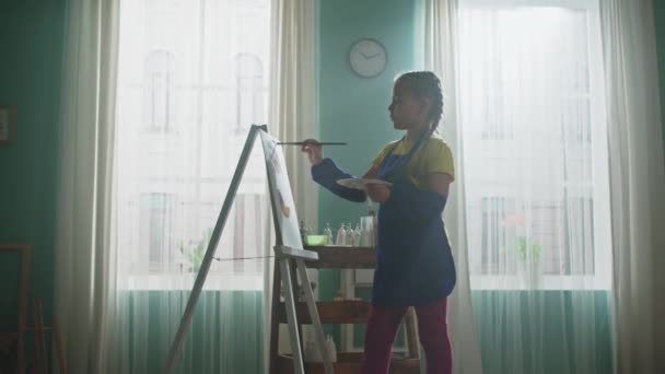 Pequeña chica es cautivado por la pintura — Vídeo de stock