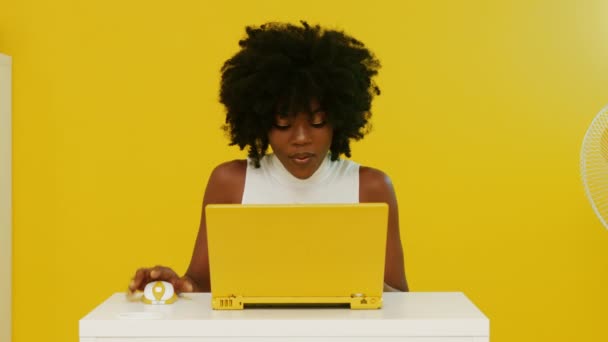 Happy Afro-American Woman использует жёлтый ноутбук — стоковое видео