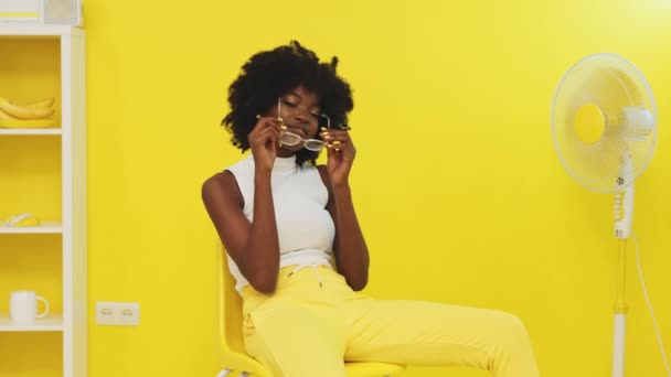 Confident African Woman Model Is Putting On Glasses — Stock Video