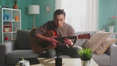 Genç Adam Gitar Çalıyor