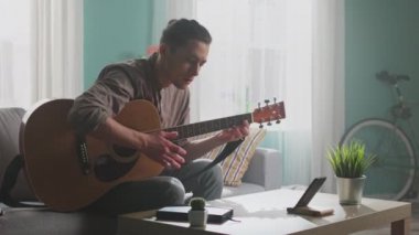 Adam hobisi hakkında video kaydediyor.
