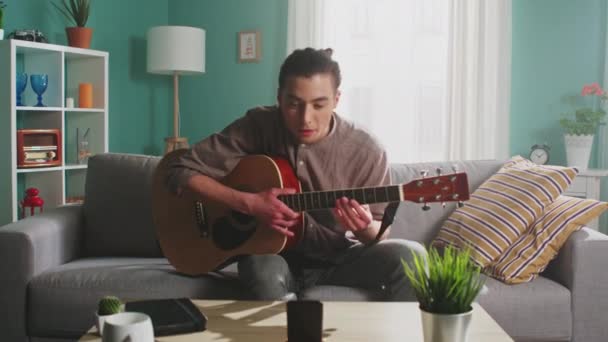 Jeune homme joue de la guitare en streaming — Video