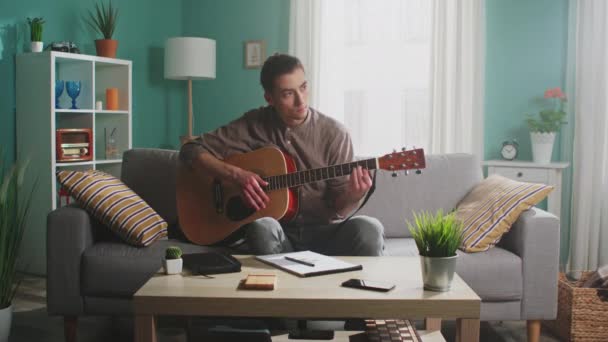 Jeune homme musicien compose mélodie — Video