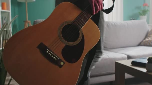 De jonge gitaarman blijft thuis — Stockvideo