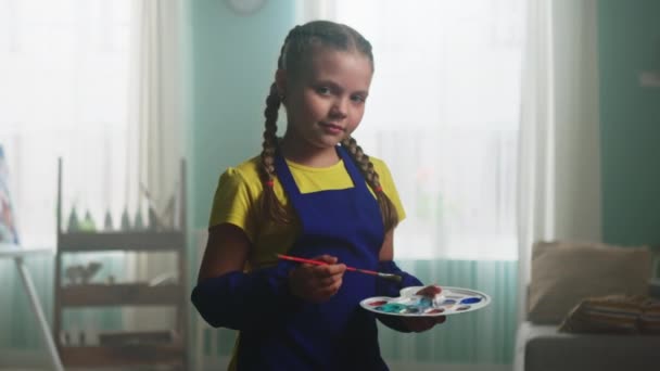 Retrato de niña pequeña en delantal azul — Vídeo de stock