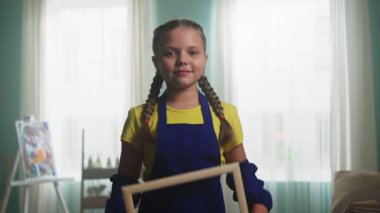 Gülümseyen Kız Sanatçının Yaratıcı Portresi