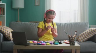 Küçük Kız Çevrimiçi İletişim Kuruyor