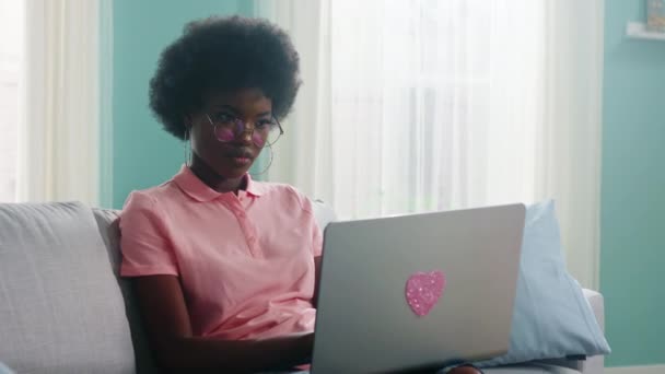 美丽的黑人妇女在笔记本电脑前工作，与室友交谈 — 图库视频影像