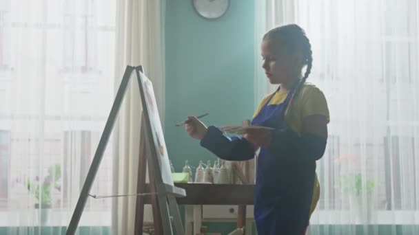 Niña pequeña está inspirada para pintar — Vídeo de stock
