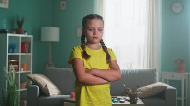 Portret małej zdenerwowanej dziewczyny — Wideo stockowe