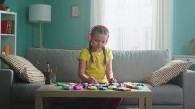 Küçük kız hobisinden zevk alıyor.