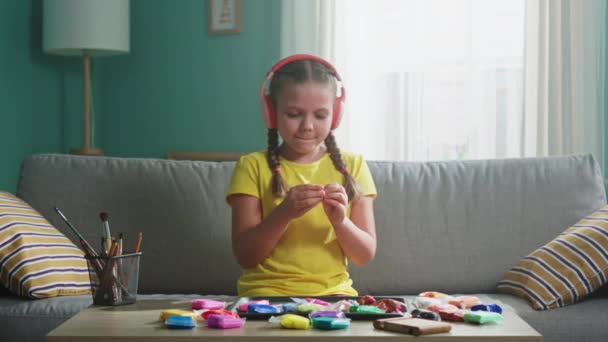 Malá dívka je zábavné doma — Stock video