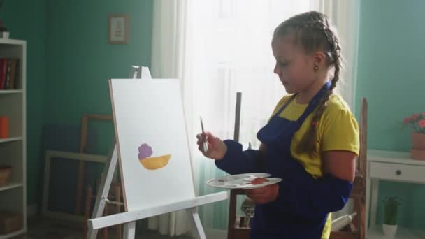 Pequeña artista Chica Prácticas Pintura — Vídeo de stock