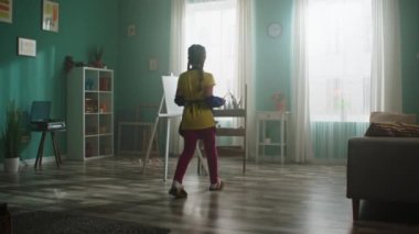 Küçük Kız Çekime Başlıyor ve Resim Yapmaya Başlıyor