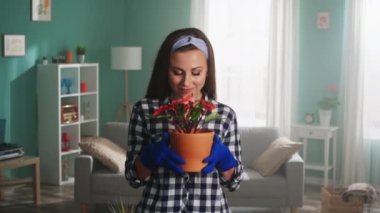 Kadın Çiçek Kokuyor