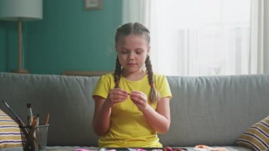 Küçük Kızın Hobisiyle Meşgul Portresi