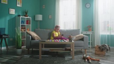 Küçük Kız Evde Akıllı Telefon Kullanıyor