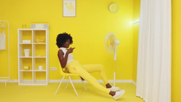 Kvinnan har roligt i gult rum — Stockvideo