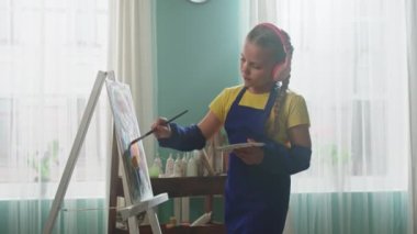 Küçük Kız Müzik 'ten esinlenerek resim yapıyor.