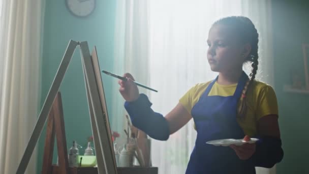 Hermosa chica chico es pintura — Vídeo de stock