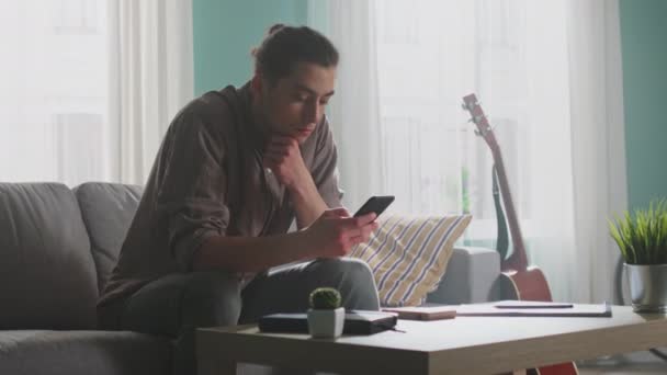 Bel homme utilise Smartphone — Video