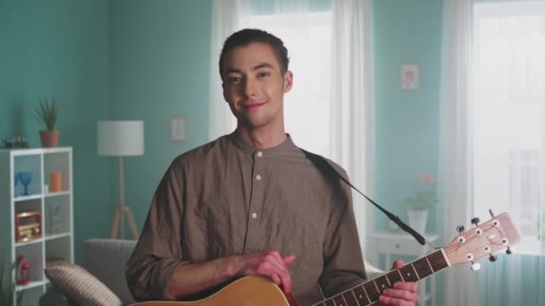 Портрет щасливої гітари — стокове відео