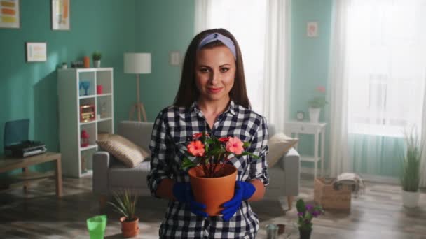 Szczęśliwa kobieta Kwiaciarnia Portret — Wideo stockowe
