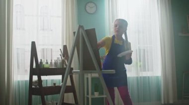 Küçük Kız Yaratıcı Etkinlikten Etkilendi