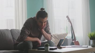 Genç adamın video çağrısı var.