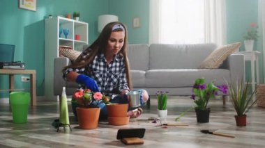 Genç Kadın Çiçekçi İnternette Arkadaşla Konuşuyor