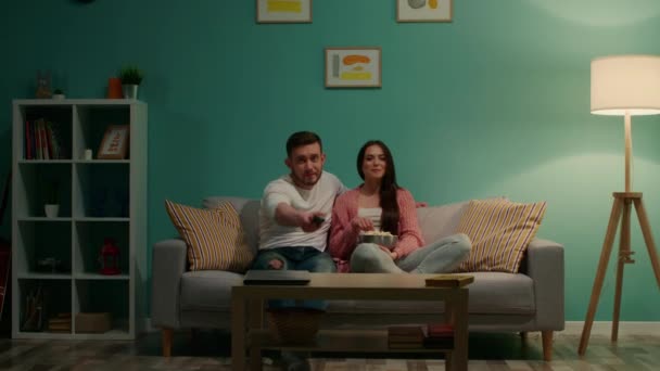 Giovane coppia sta mangiando popcorn, Guardando film — Video Stock