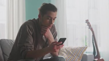 Genç Adam Akıllı Telefon Kullanarak Rahatlıyor