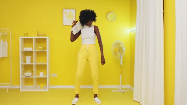 Negro mujer es bailando en amarillo habitación — Vídeo de stock