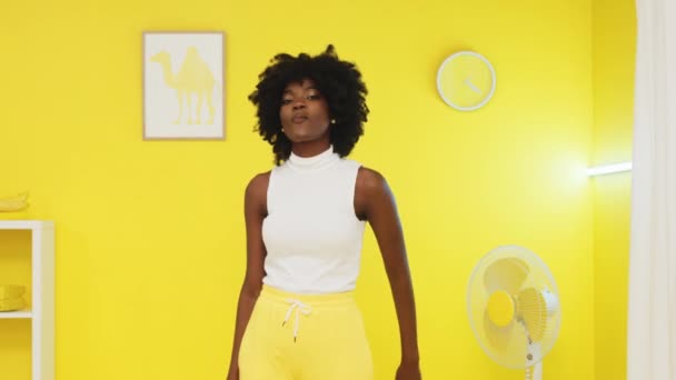 Sarı Odada Afrikalı Kadın — Stok video