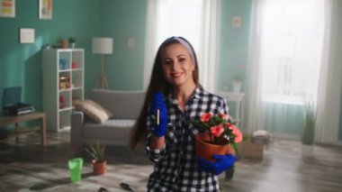 Genç Kadın Evde Dans Ediyor ve Şarkı Söylüyor