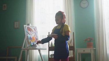 Küçük Kız Müzik Boyuyor ve Dinliyor